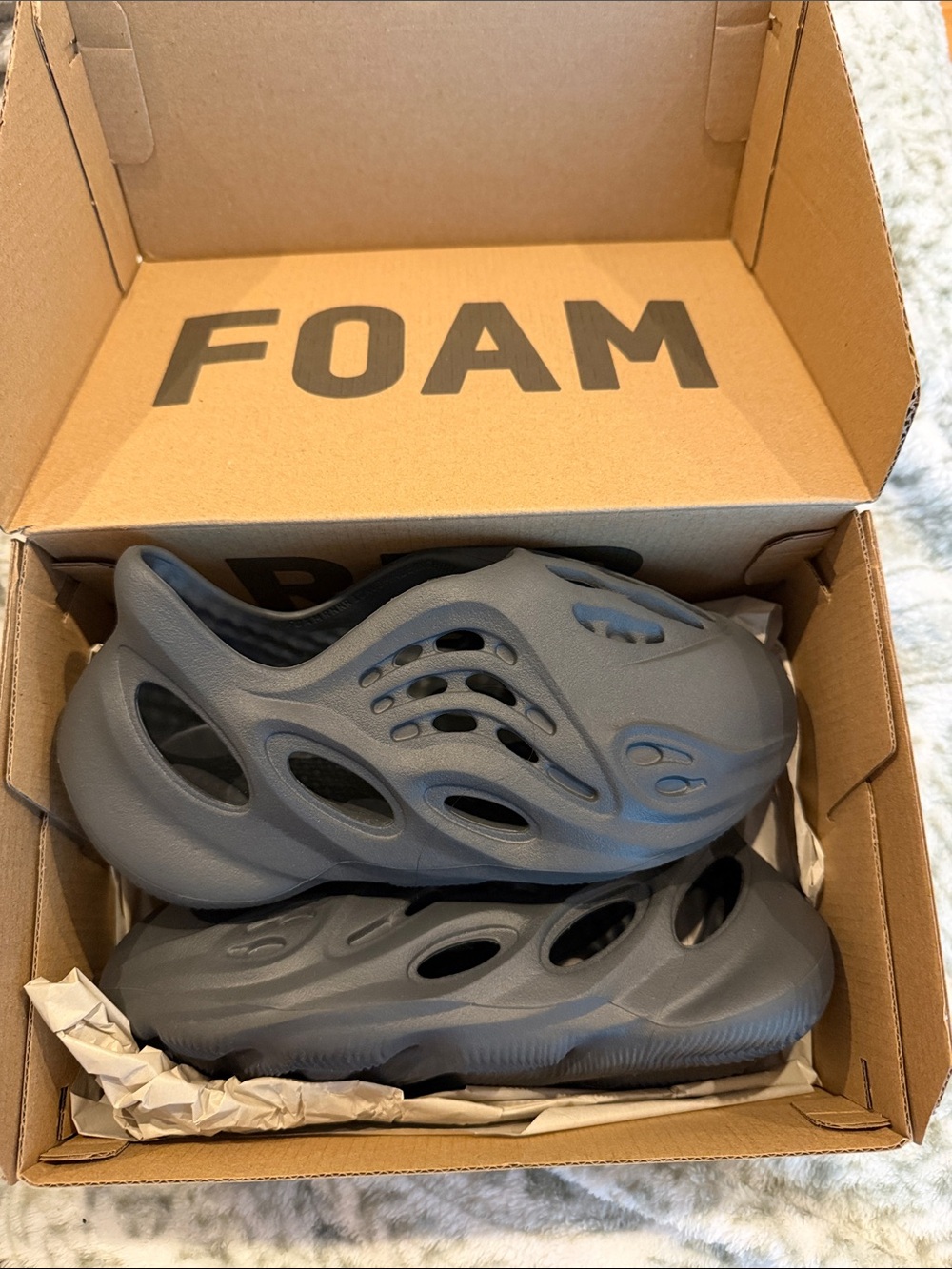Yeezy Kids Foam Runner Sandals in Charcoal